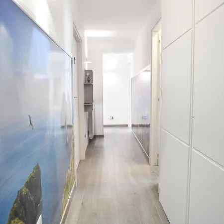 Di Vaio S Adiacente Metro Rione Alto 4* Napoli