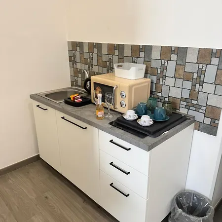 Di Vaio S Adiacente Metro Rione Alto 4* Napoli